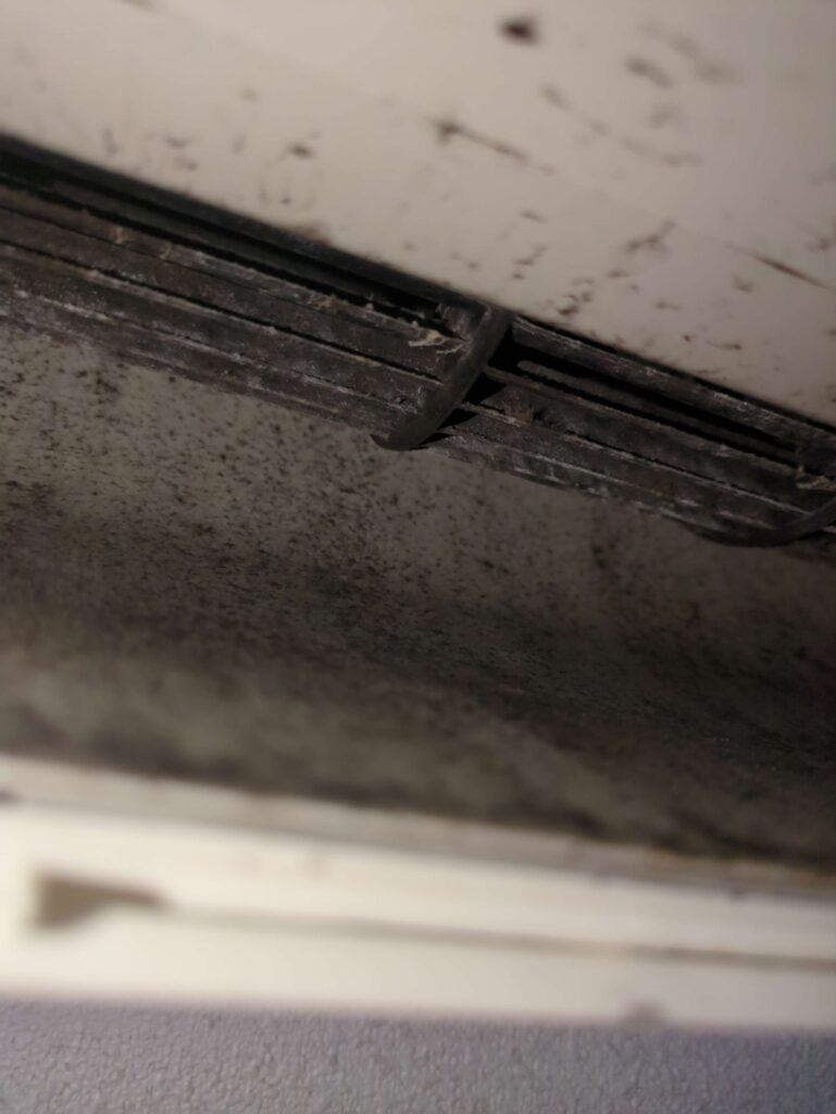横浜市瀬谷区のナショナル製エアコンのクリーニング前のカビや埃が付着した送風口
