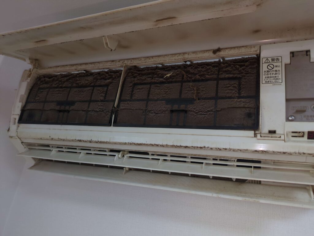 Panasonic CS-251DFLの分解洗浄前のパネルを開けて汚れや埃が多く堆積している様子