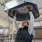 業務用パッケージエアコンの分解トレーニングをする様子