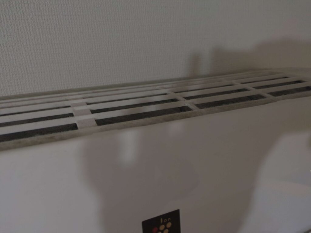 シャープ製AC-286FTのカバー上部に埃が堆積している様子