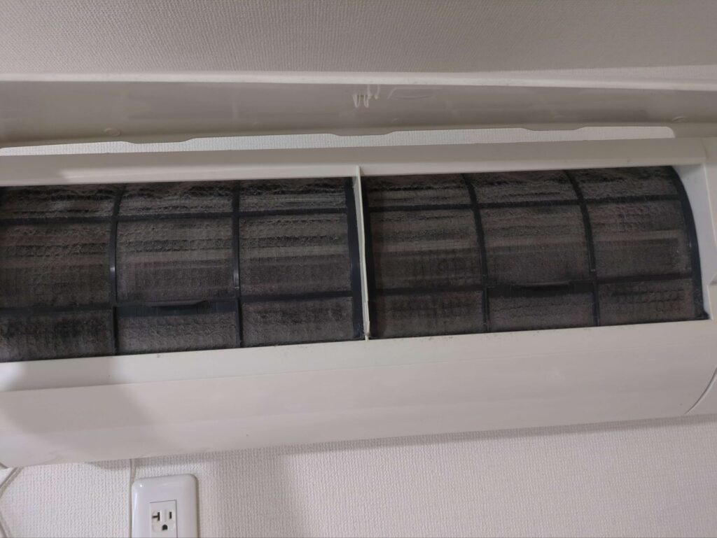 シャープ製AC-286FTのフィルターに埃が付着している様子