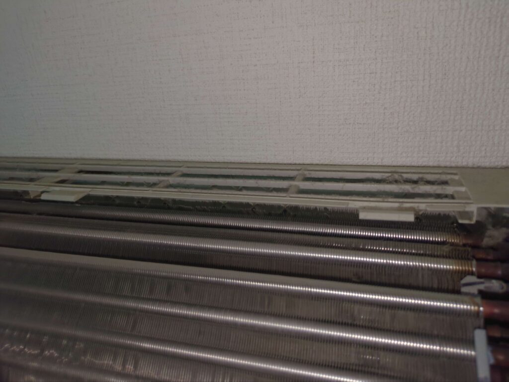 シャープ製AC-286FTの熱交換器に汚れが付着している様子