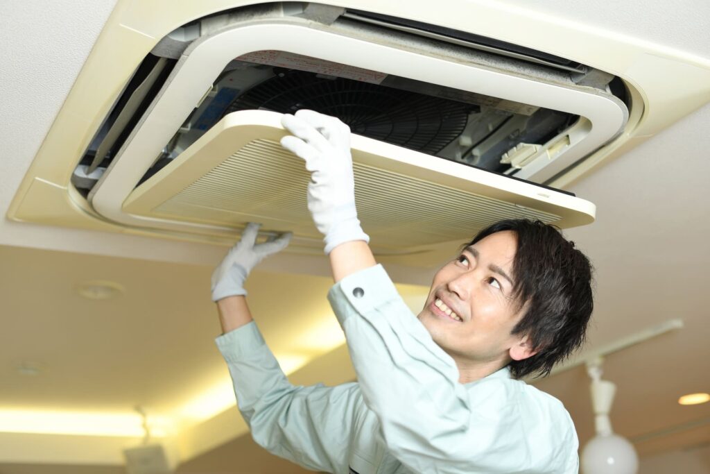 業務用エアコンの分解洗浄を行う作業員の様子