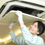業務用エアコンの分解洗浄を行う作業員の様子