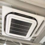 業務用エアコンの吹き出し口が汚れている状態