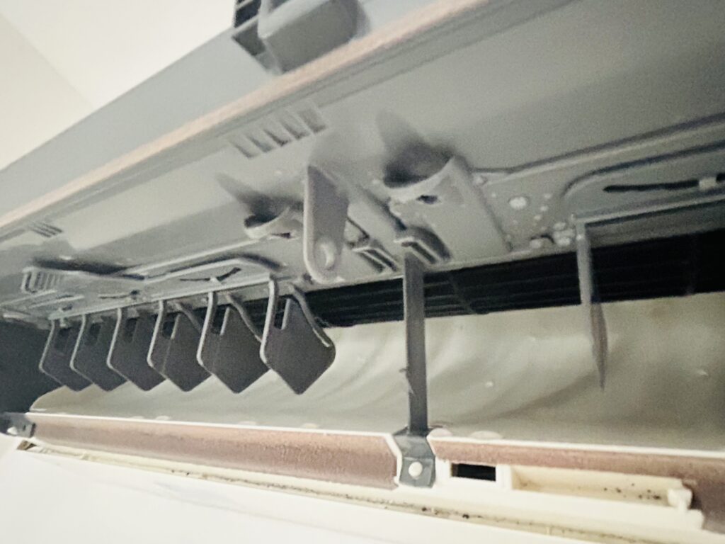 清掃後の家庭用エアコン。快適な空気が流れる。