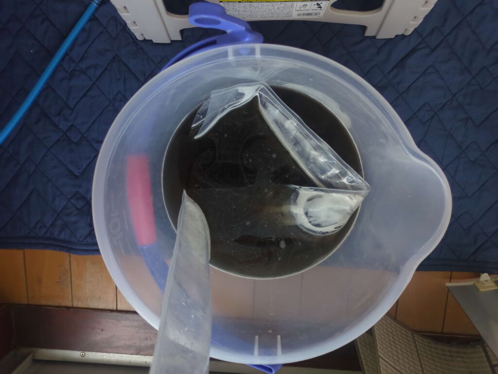 【横浜市西区 エアコンクリーニング】カビ汚れで真っ黒に汚れた水