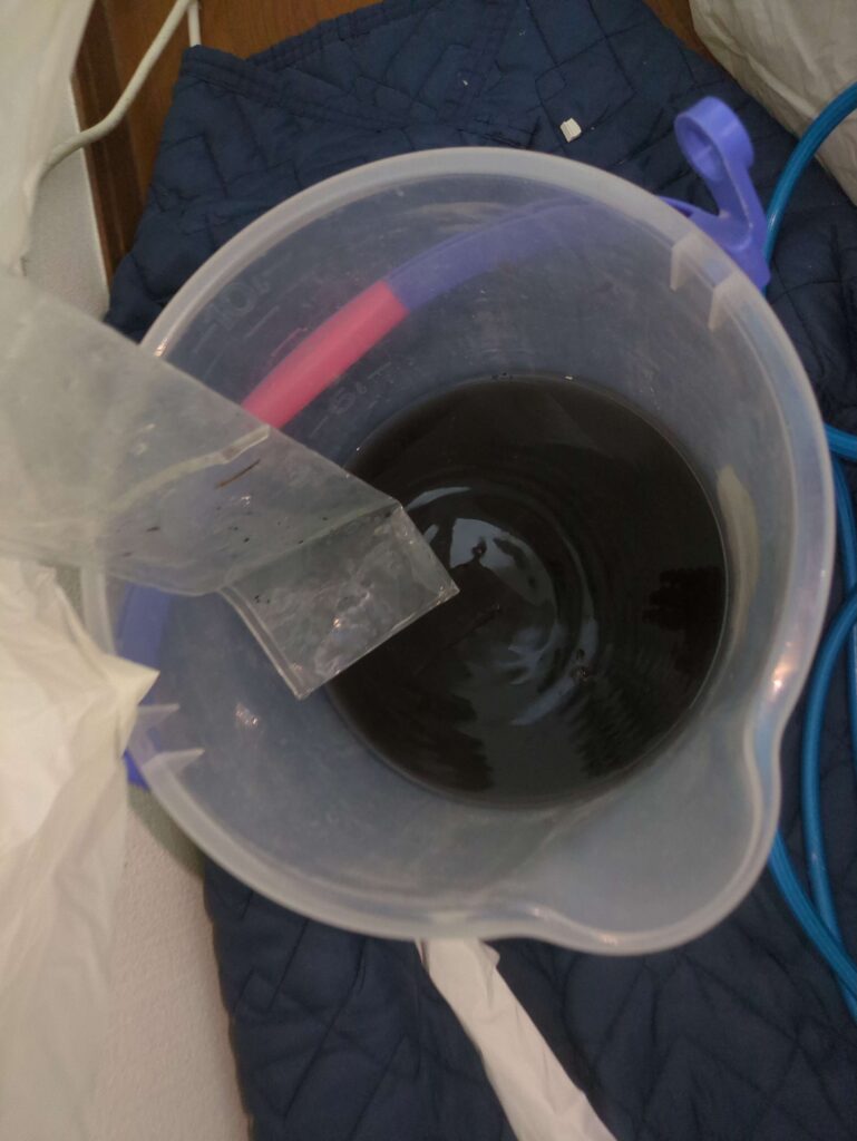 横浜のエアコンクリーニングで黒カビが多いエアコンを洗浄した時に出た汚水