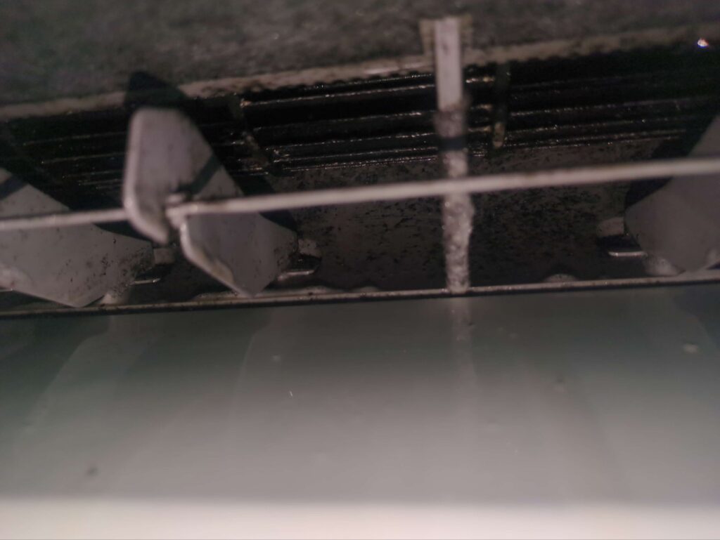 黒カビで汚れたエアコンの送風口
