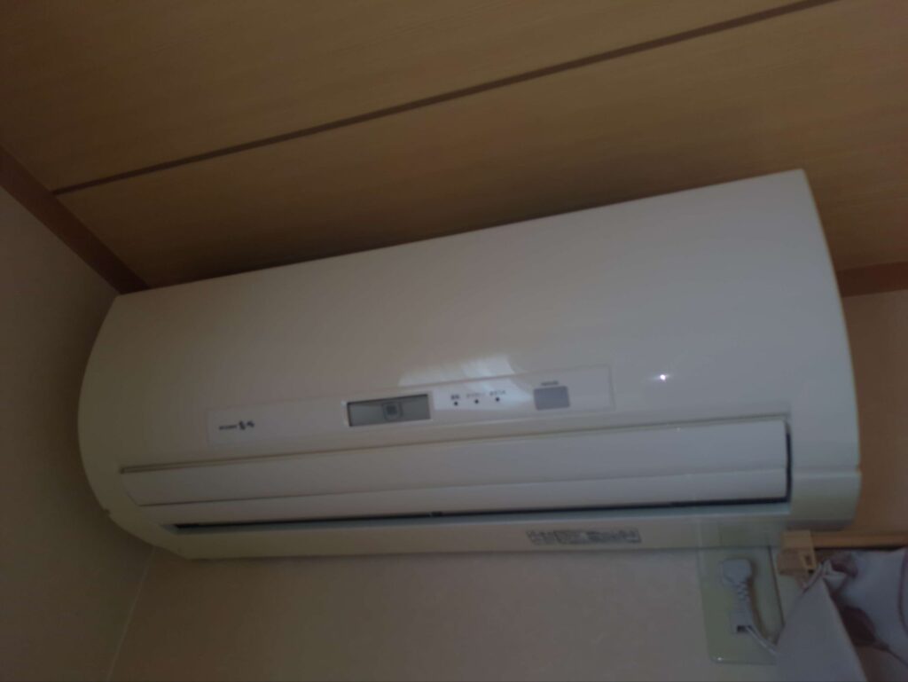 和室に設置されたエアコン
