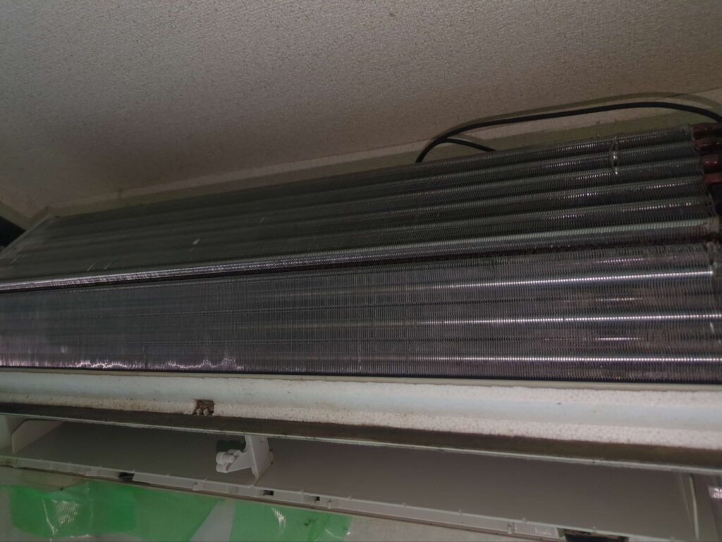 分解高圧洗浄で、カビやホコリ、油を徹底的に除去し、本来の色を取り戻したエアコン熱交換器