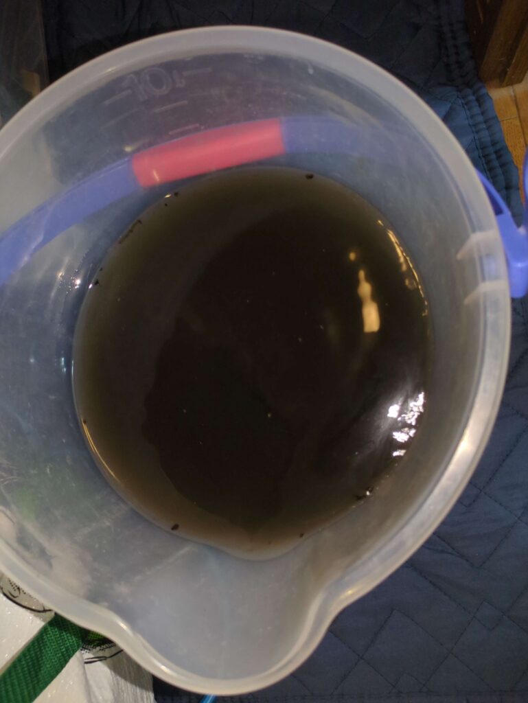 富士通ゼネラル製ノクリアAS-S28Aの高圧分解洗浄後のカビで黒くなった汚水