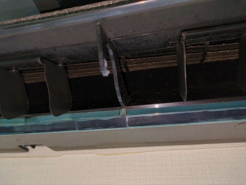 東芝エアコンの送風口に黒カビと埃が付着している様子