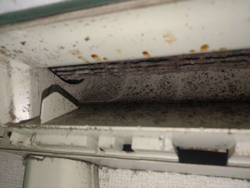カビやヤニ汚れが付着したエアコン