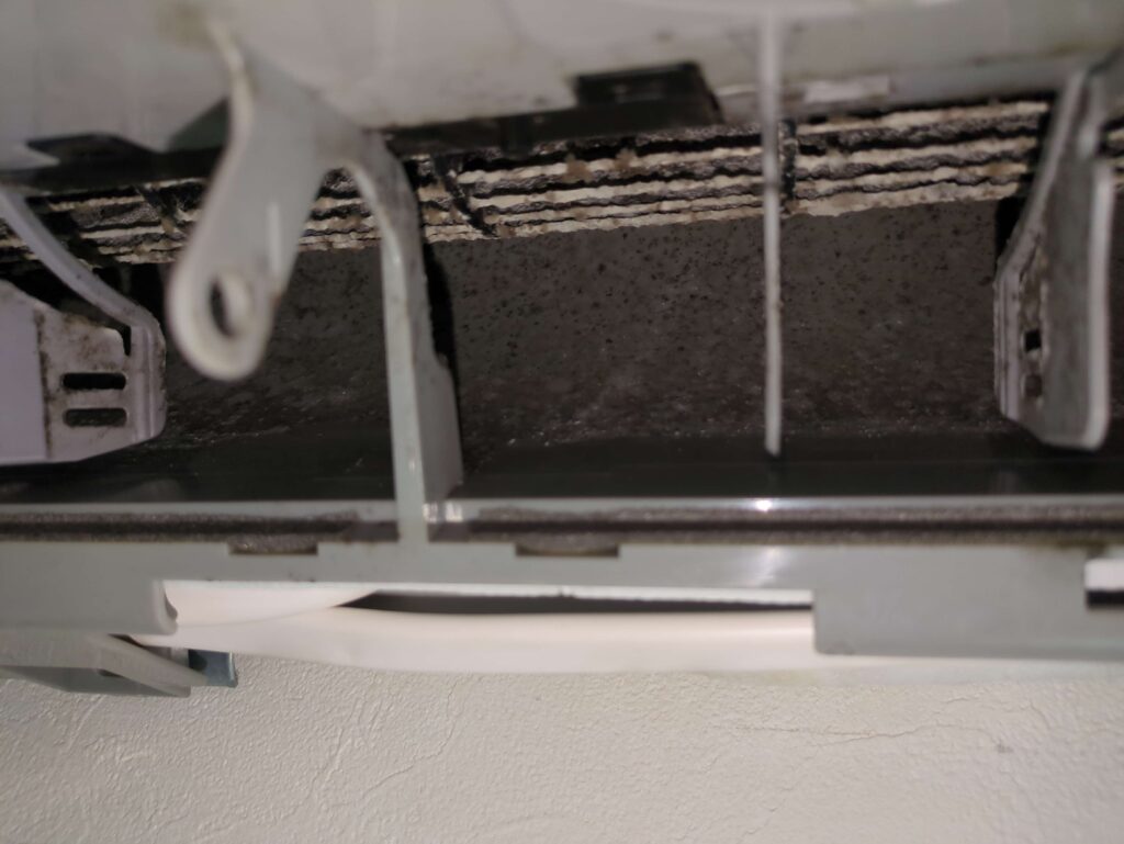 横浜市港南区のダイキン製エアコン分解洗浄前の汚れた送風口