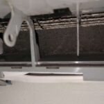 横浜市港南区のダイキン製エアコン分解洗浄前の汚れた送風口