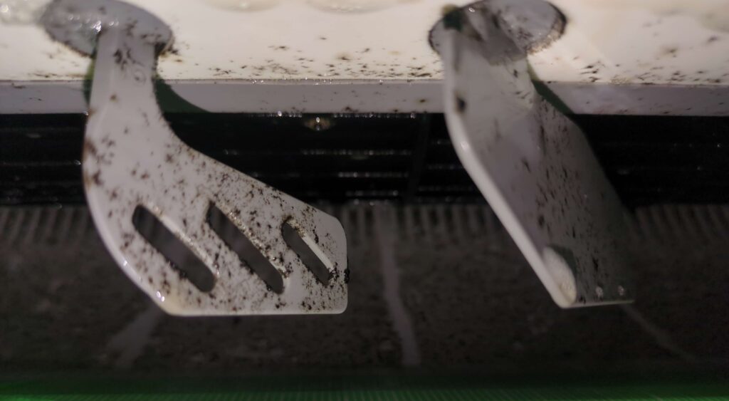 ダイキン製エアコンの分解洗浄前の送風口の黒カビの汚れ