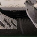 ダイキン製エアコンの分解洗浄前の送風口の黒カビの汚れ