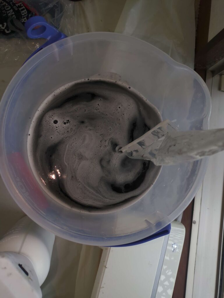 ダイキン製エアコンの分解洗浄後の黒カビが出た汚水