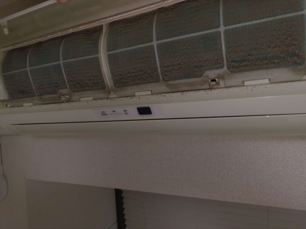 東芝製ノーマルエアコンのエアコンフィルターに埃が付着している様子