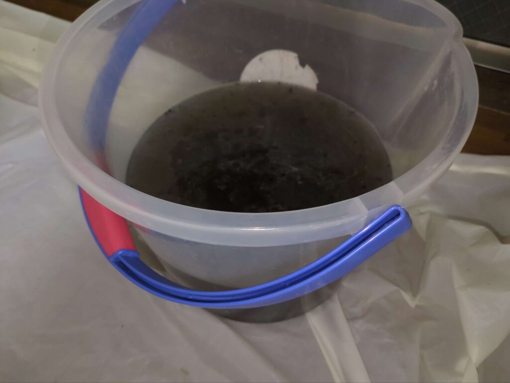 東芝製エアコンの分解洗浄後の黒カビがでた汚水