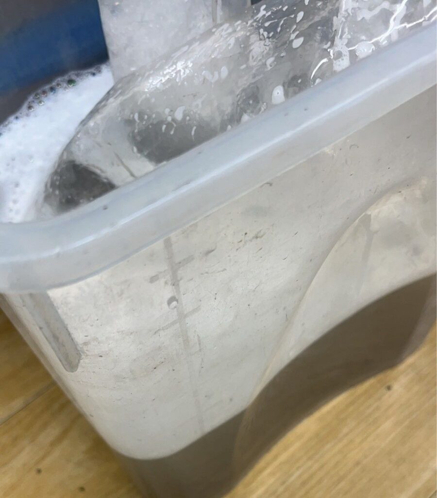 ダイキン製業務用エアコン分解洗浄後の汚水の様子