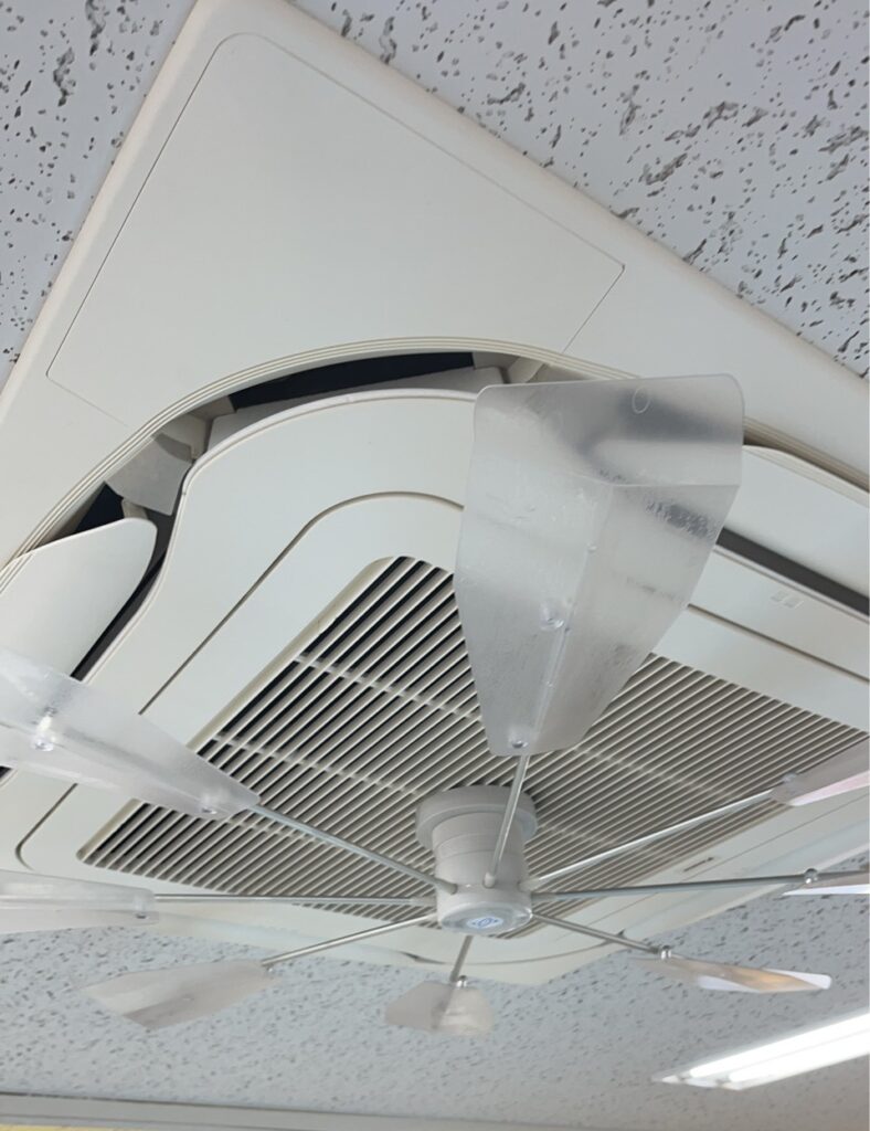 ダイキン製業務用エアコンの分解洗浄後で新品のような輝きの様子