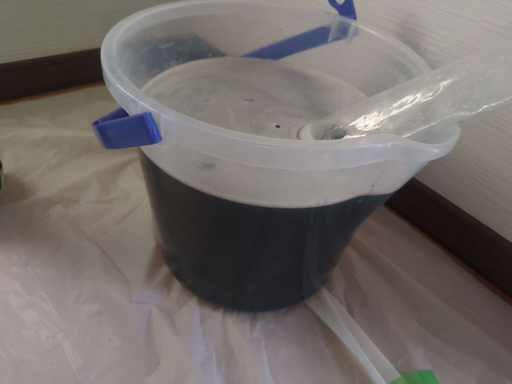 エアコン分解洗浄で真っ黒な黒カビが大量に出た汚水