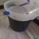 エアコン分解洗浄で真っ黒な黒カビが大量に出た汚水