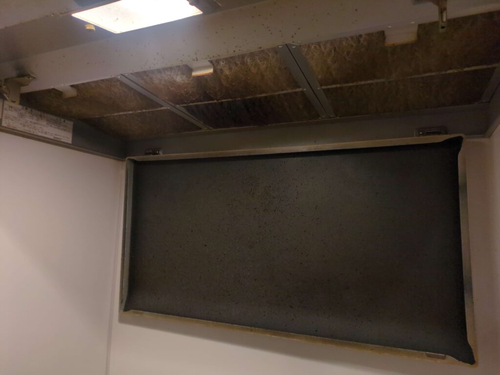 横浜市港南区の油と虫が付着しているレンジフード