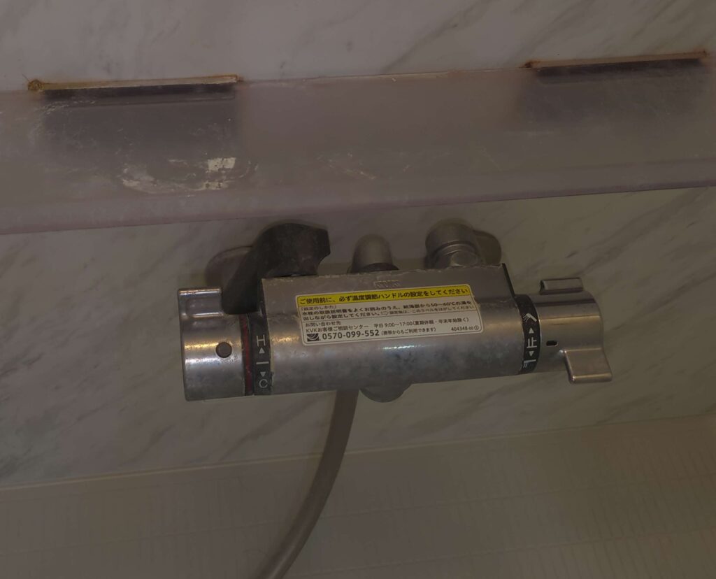 横浜市中区の浴室で石鹸カスと水垢汚れが付着した様子