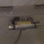 横浜市中区の浴室で石鹸カスと水垢汚れが付着した様子