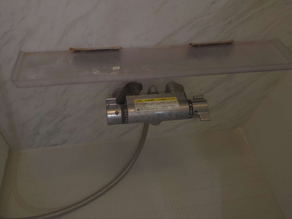 横浜市中区の浴室で石鹸カスと水垢が水栓とトレーに付着した様子