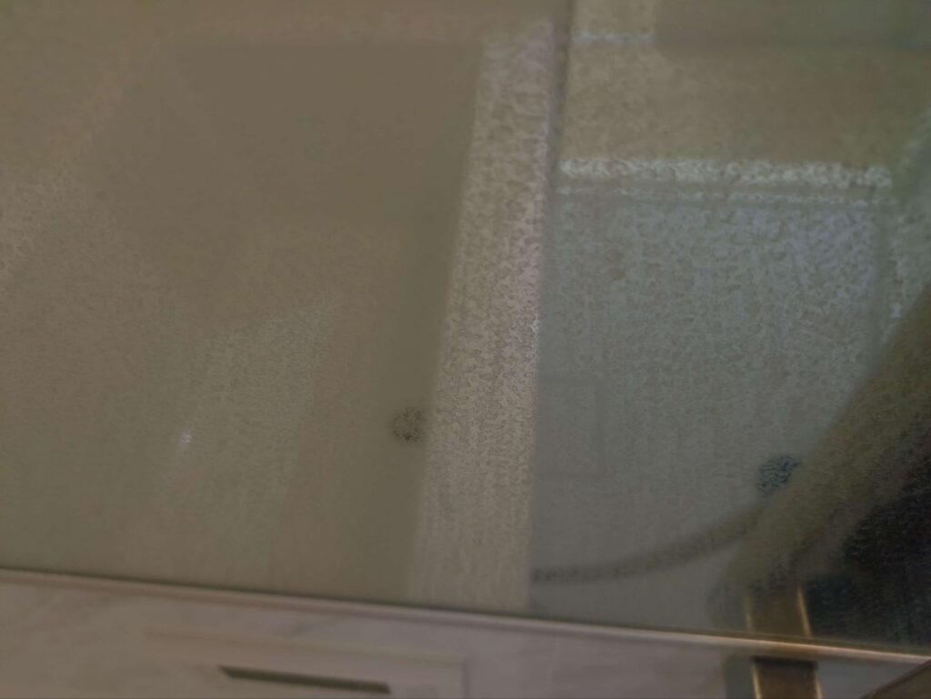 横浜市中区の浴室で鏡に鱗が付着している様子