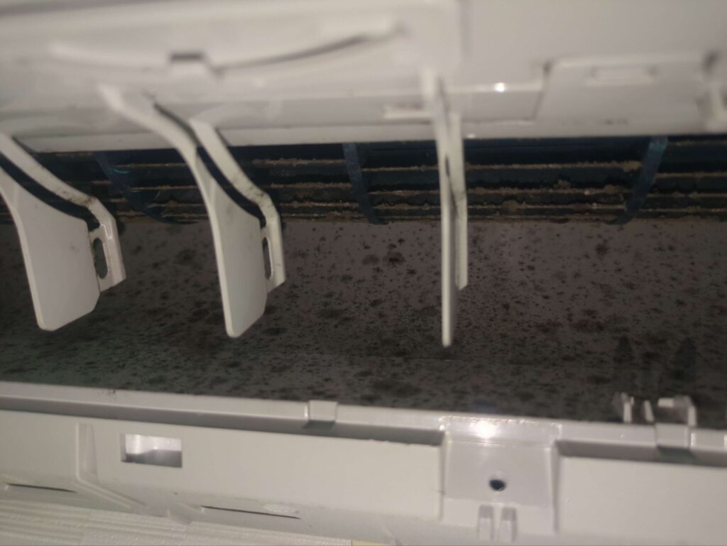 お客様もここまでの汚れを想定していなかった送風口の黒カビ汚れ
