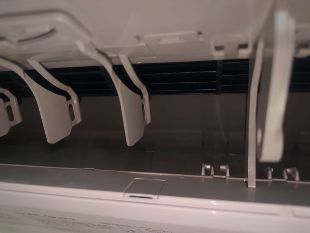 分解洗浄後の綺麗になって輝きを取り戻した送風口