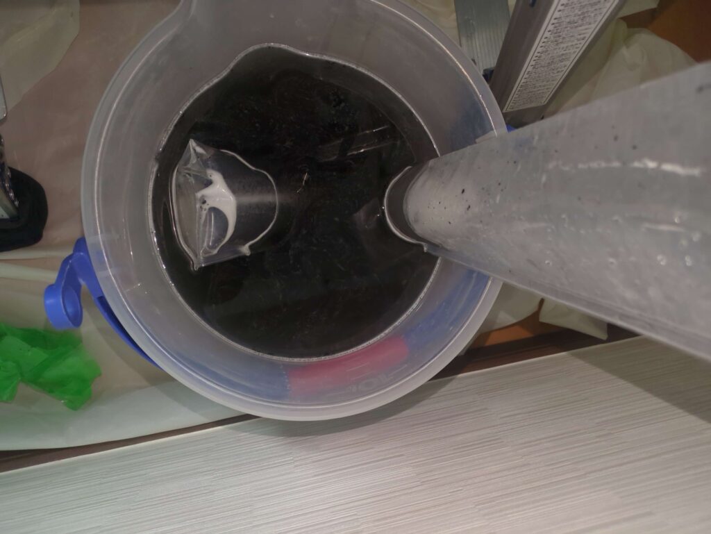 洗浄後で真っ黒になった汚水