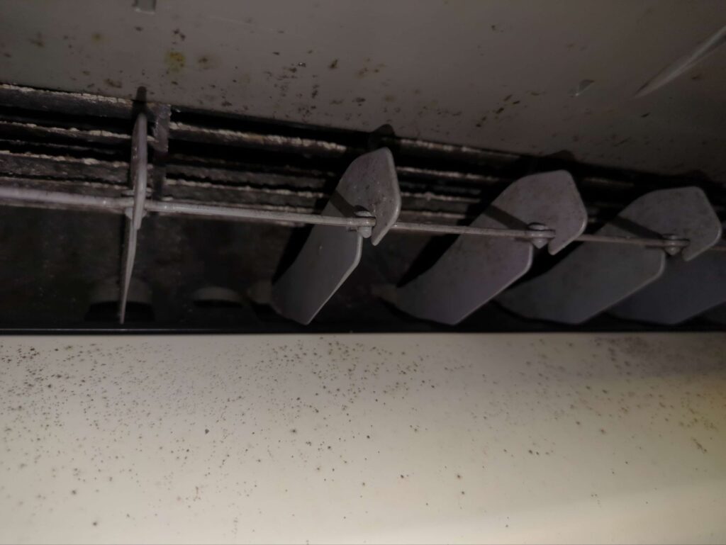 横浜市港南区で黒カビが多く発生しているノクリアXの送風口の様子