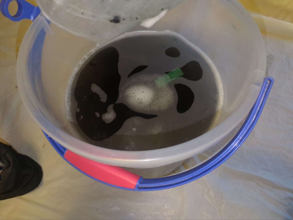 お客様も驚いた高圧洗浄で出た黒カビでいっぱいの汚水