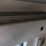 横浜市保土ヶ谷区で油と埃の頑固な汚れが付着したエアコンの洗浄前