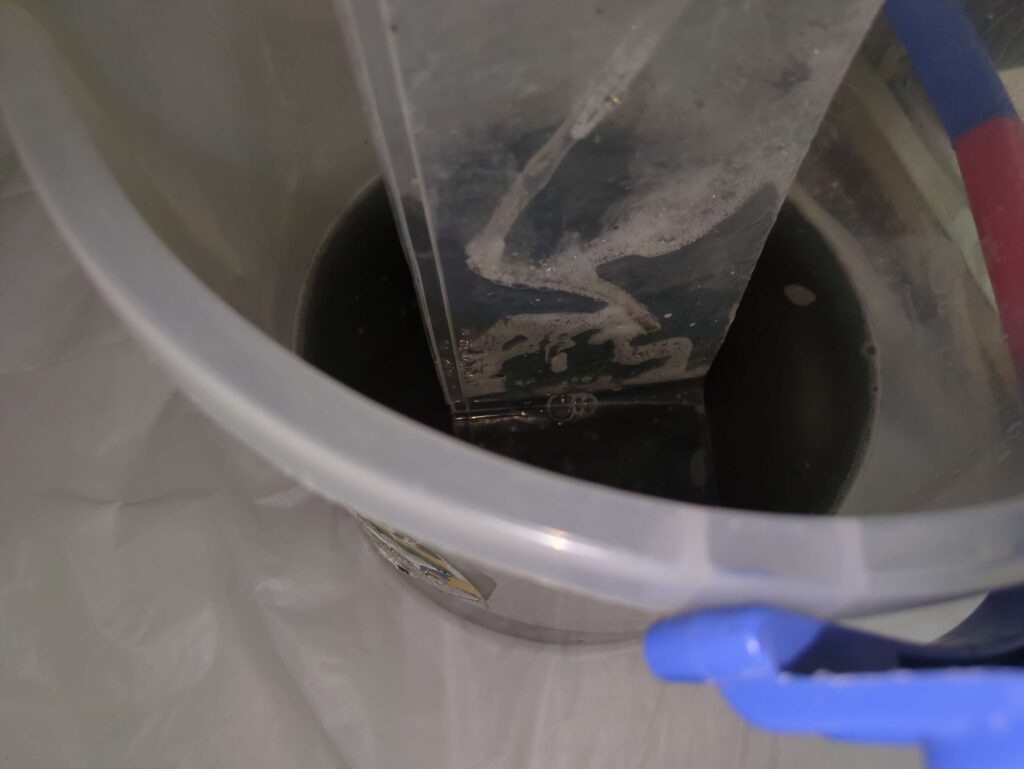 横浜市港南区で毎年分解洗浄をしているエアコンを洗浄。黒カビが多い廃液の様子。