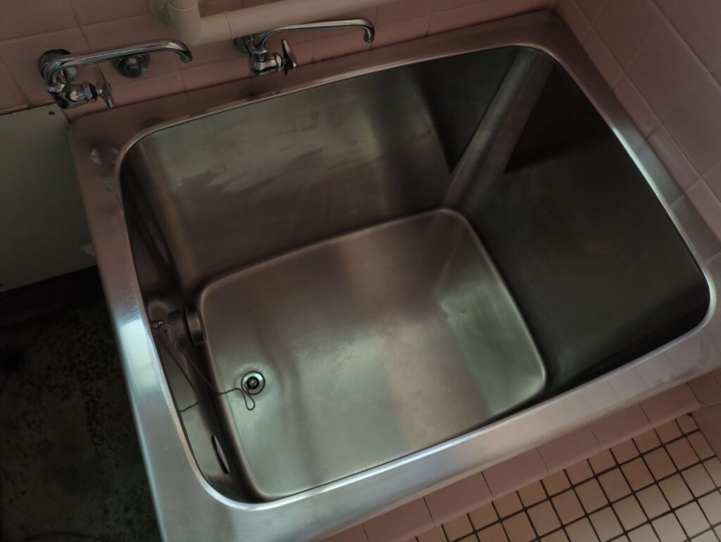 横浜市港南区の浴室清掃後の光沢を発している浴槽の様子