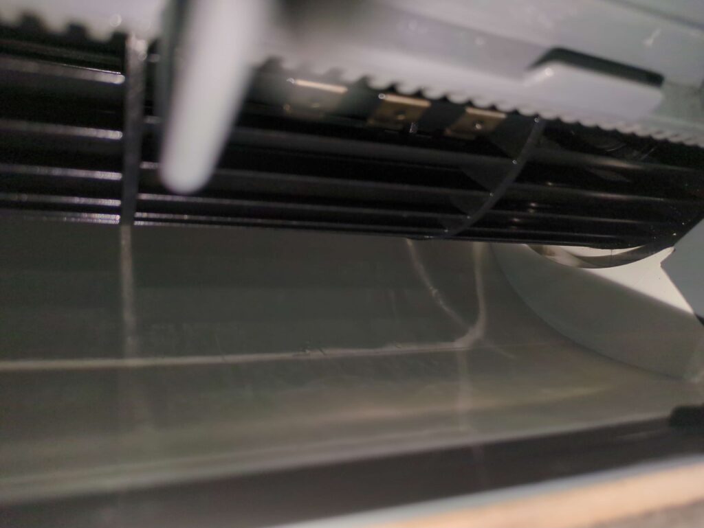 横浜市瀬谷区で三菱製エアコンの分解洗浄後で綺麗になった送風口の様子