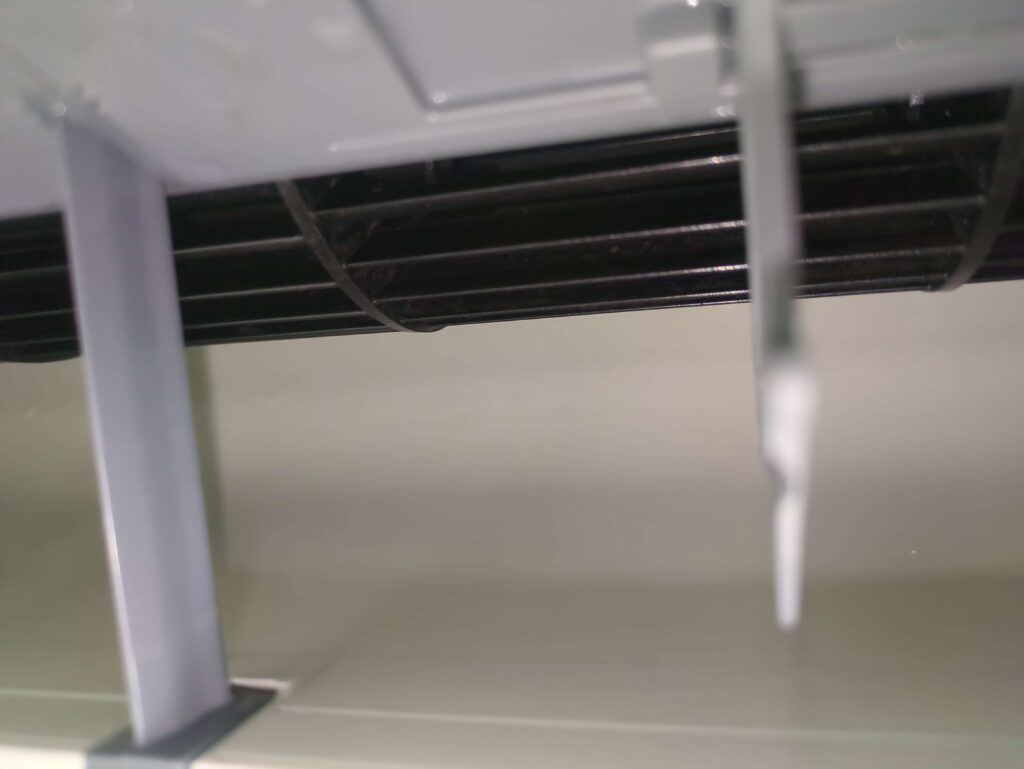 横浜市緑区で三菱電機製のエアコンクリーニングを行った後の綺麗になったエアコン送風口