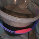 横浜市磯子区で、業務用壁掛けエアコンの分解洗浄後の黒カビで真っ黒になった汚水