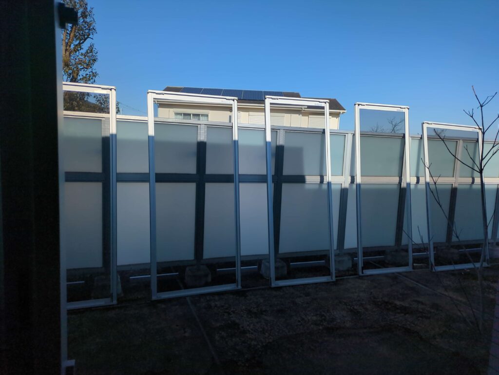 横浜市港南区で空室クリーニングを行った際の、網戸掃除の様子