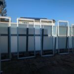 横浜市港南区で空室クリーニングを行った際の、網戸掃除の様子