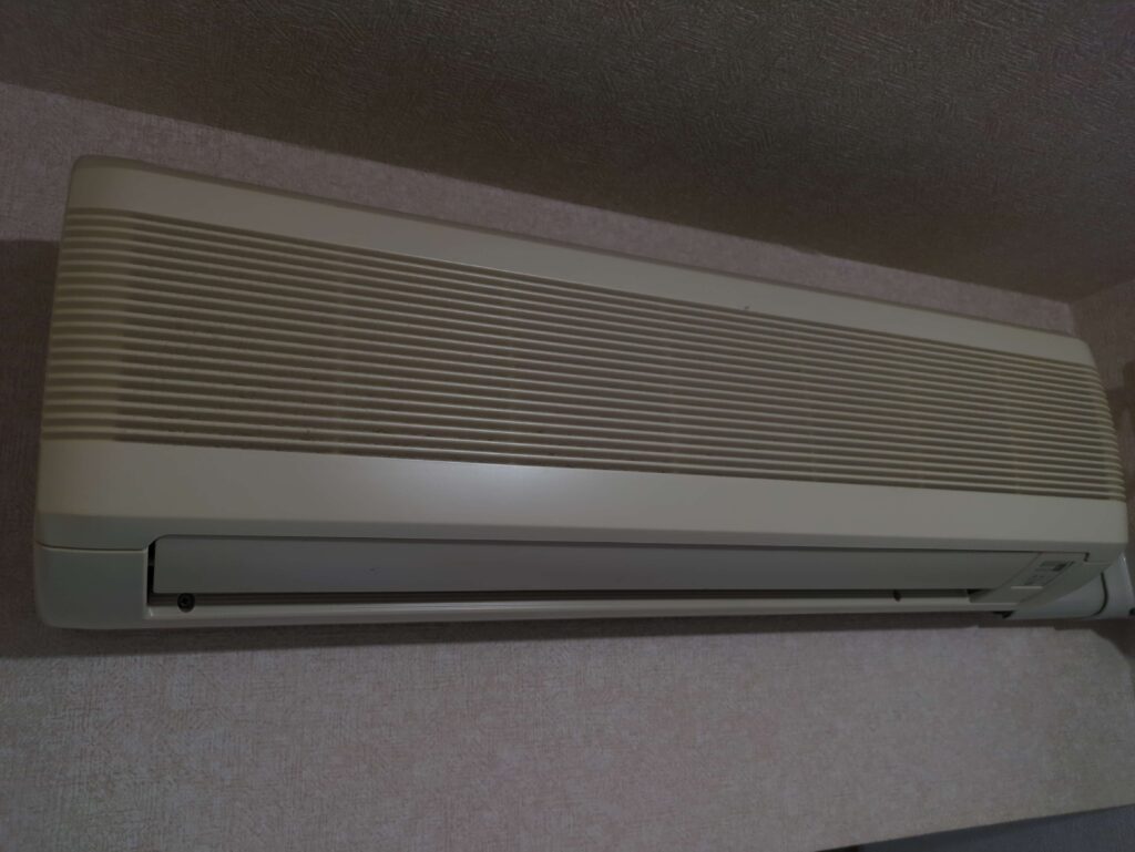 横浜市中区でノーリツ2001年製エアコンの分解洗浄を行った