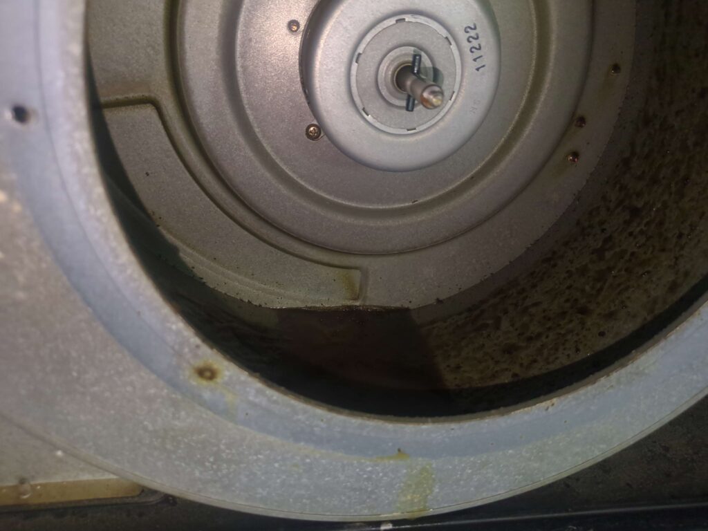 横浜市戸塚区でレンジフード分解洗浄を行う前のケーシングに油が数センチ溜まった様子