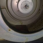 横浜市戸塚区でレンジフード分解洗浄を行う前のケーシングに油が数センチ溜まった様子